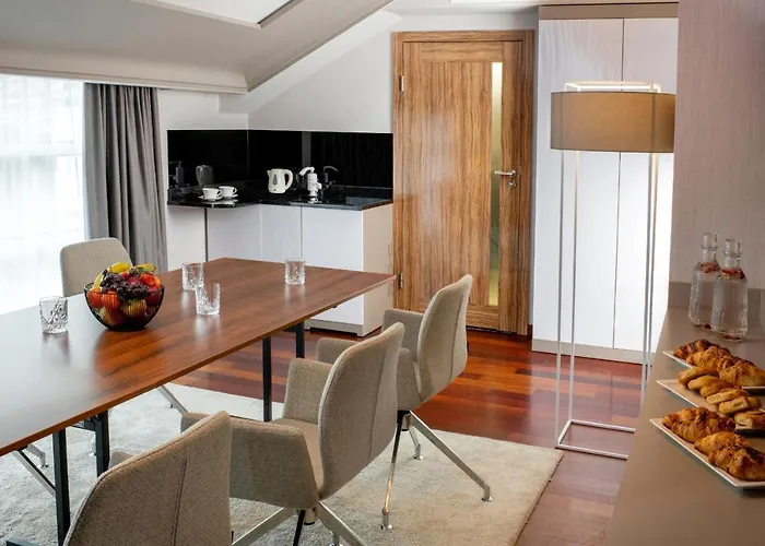 Hotel Leonardo Boutique Center 4*