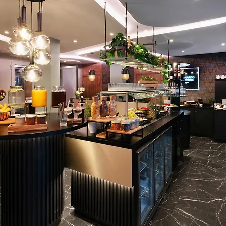 Leonardo Boutique Center Hotel