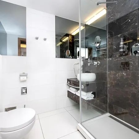 Leonardo Boutique Center Hotel