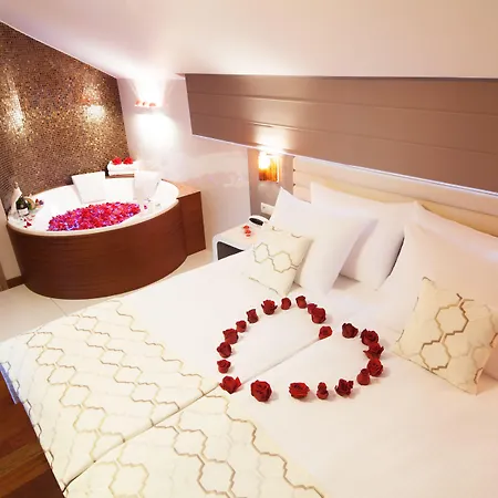 Leonardo Boutique Center מלון 4*