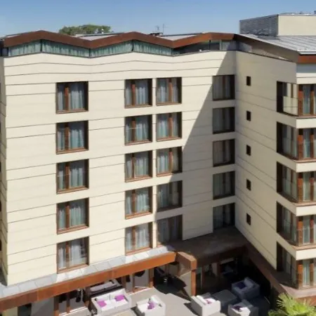 Hotel Leonardo Boutique Center 4*