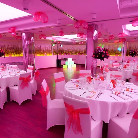 Leonardo Boutique Center מלון