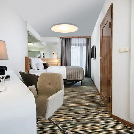 Hotel Leonardo Boutique Center 4*
