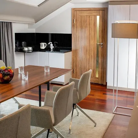 Hotel Leonardo Boutique Center 4*