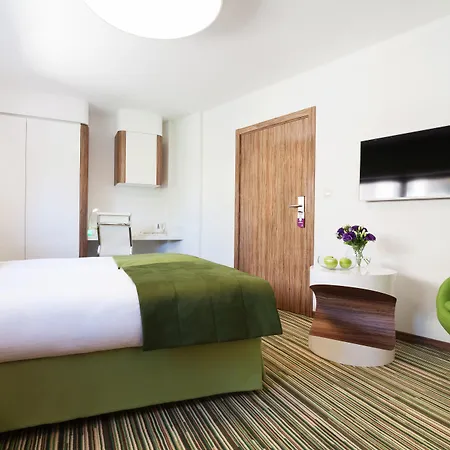 Leonardo Boutique Center מלון 4*