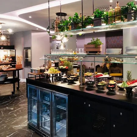 Leonardo Boutique Center Hotel 4*