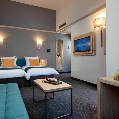 Leonardo Boutique Center Hotel 4*