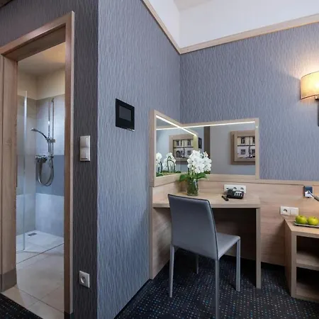 Leonardo Boutique Center Hotel