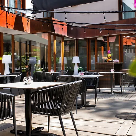 Leonardo Boutique Center מלון