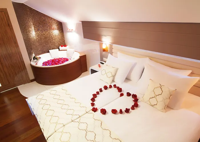 Leonardo Boutique Center מלון 4*