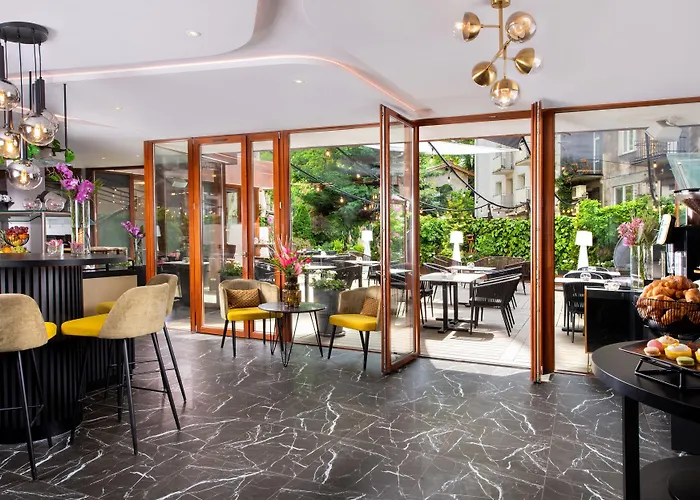 Leonardo Boutique Center מלון