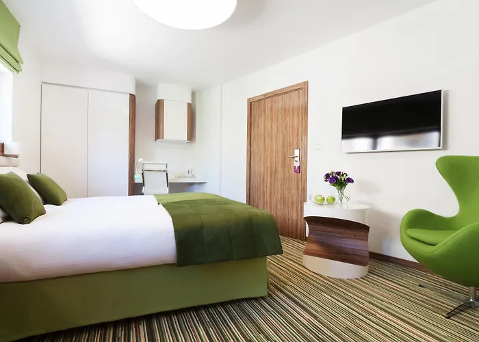 Leonardo Boutique Center מלון 4*