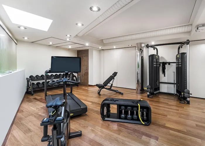 Leonardo Boutique Center מלון 4*