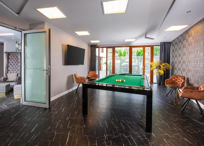 Leonardo Boutique Center فندق